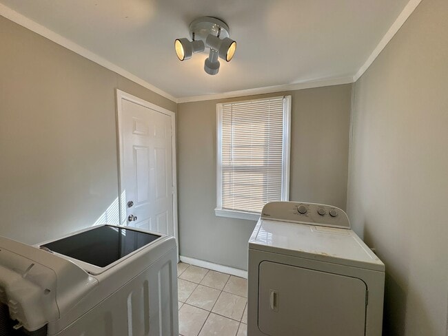 Building Photo - 2507 W Fayette St