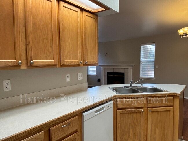 Foto del edificio - 1362 Pineridge Dr E