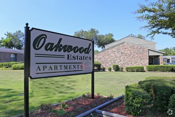 Building Photo - Oakwood Estates