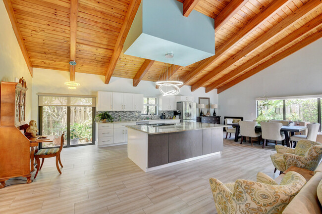 Building Photo - 5850 Vista Linda Ln