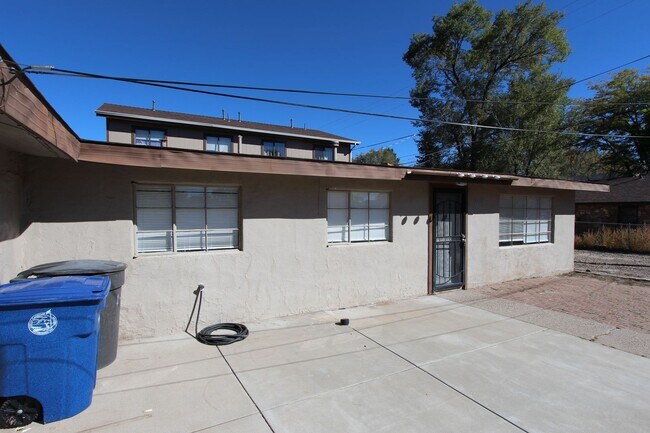 Foto del edificio - Charming 3-Bedroom Apartment with Garage &...