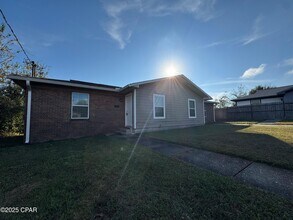 Building Photo - 4006 E 11th St