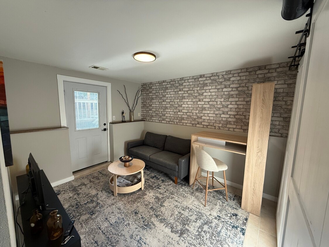 Primary Photo - 805 Heather Dr