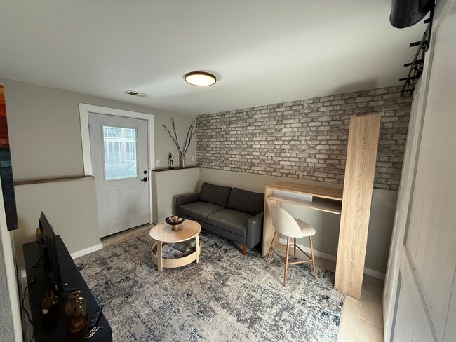 Building Photo - 805 Heather Dr