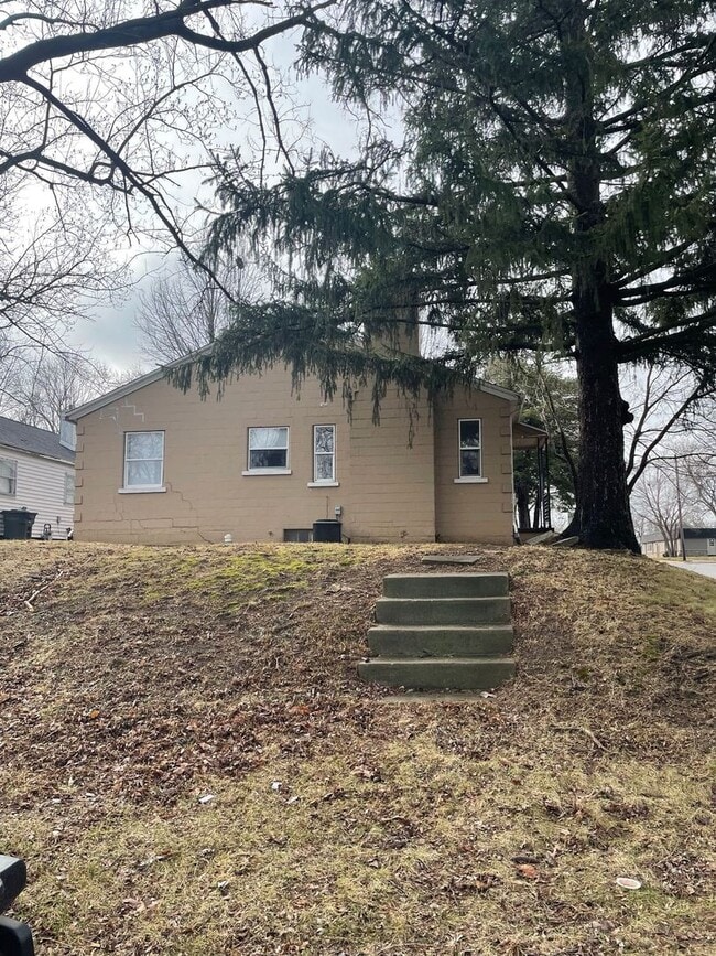 Building Photo - 317 S 18th St