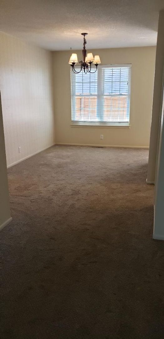 Building Photo - 2 Bedroom Ranch Style End Unit Condo