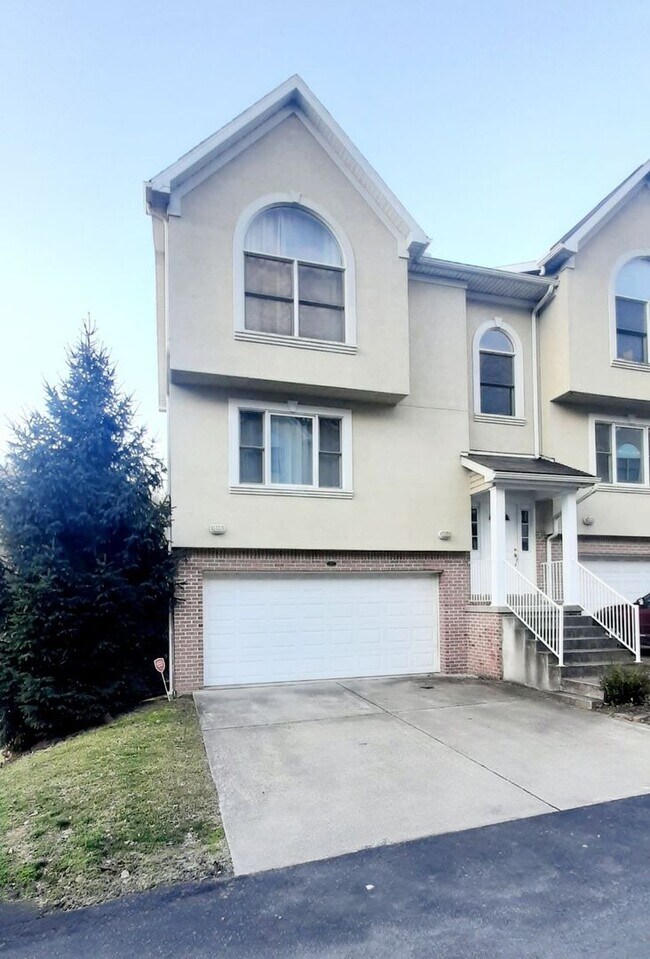 Foto del edificio - 3Bed/2.5 Bath On West Run Rd - Available 0...