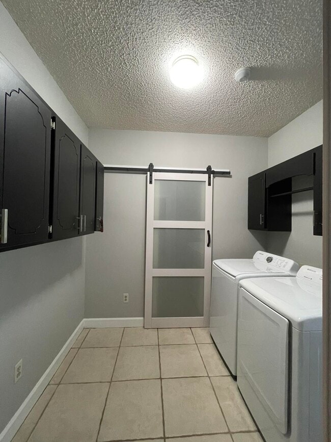 Foto del edificio - 4901 Meadowood Cir