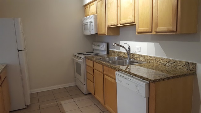 Kitchen with Full Appliances - 5854 N Kenmore Ave