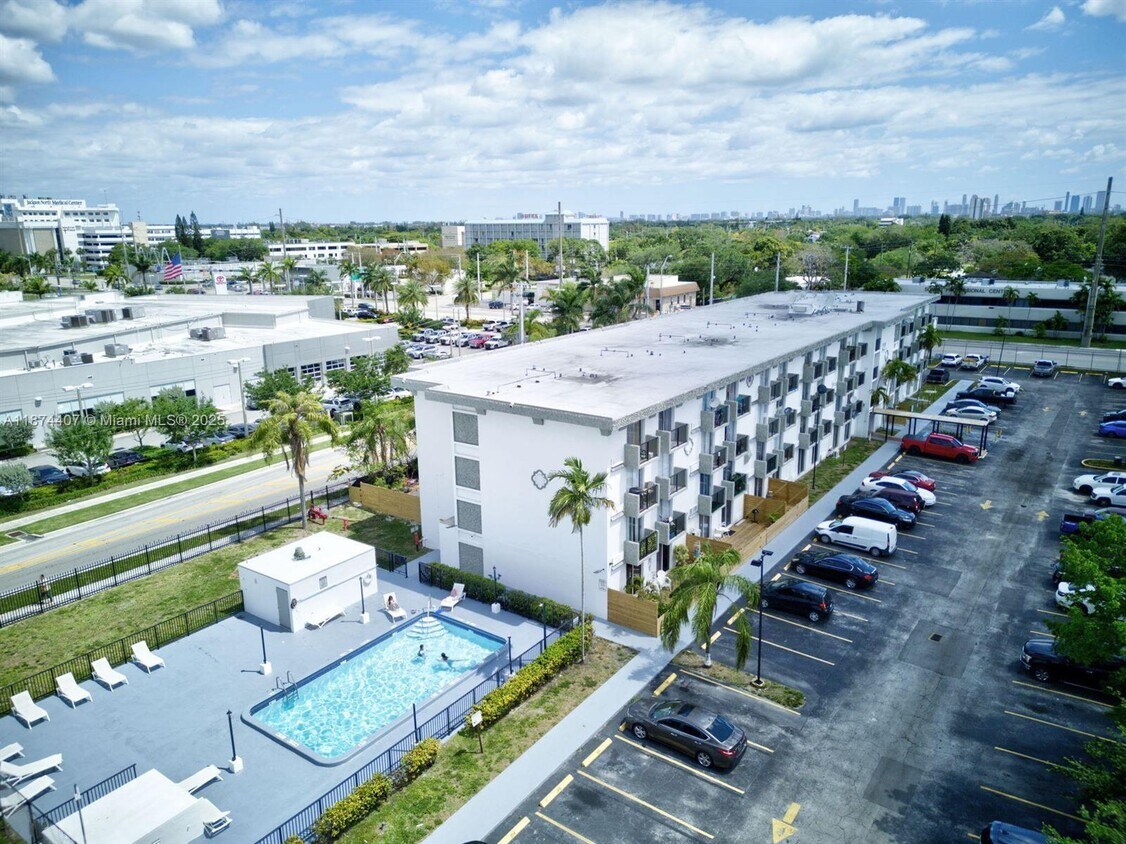 Foto principal - 16450 NW 2nd Ave