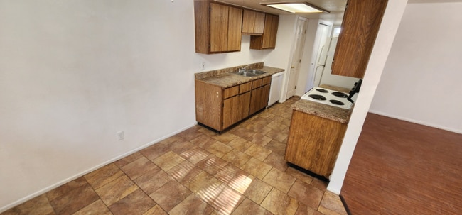 Building Photo - 578 W 18th Ave