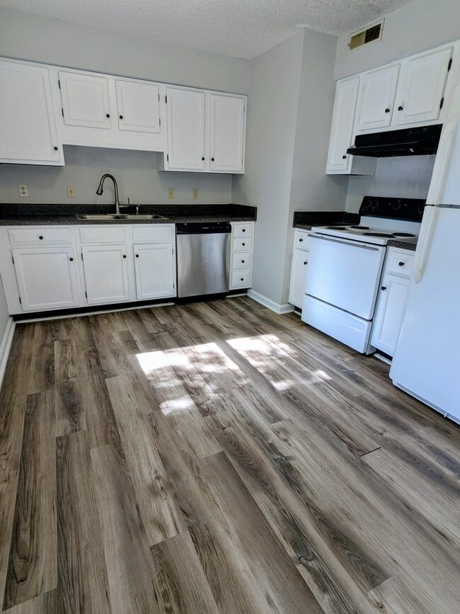 Building Photo - 2436 Thoroughbred Dr