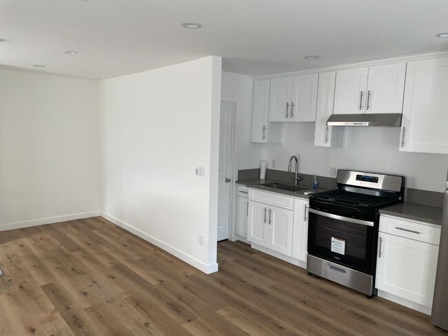 Building Photo - 5550 Sierra Vista Ave