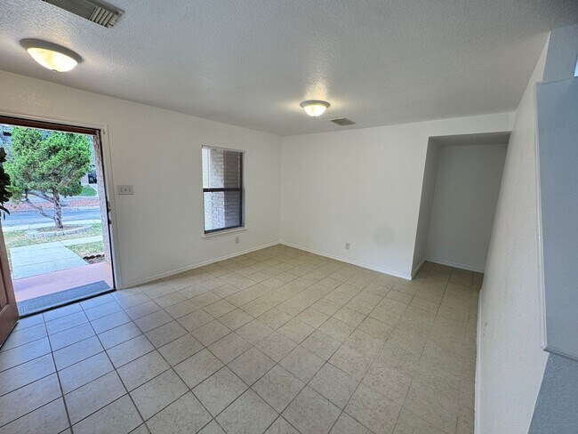 Foto del edificio - Spacious 3-Bedroom Home in Prime Location ...