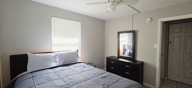 Foto del edificio - 1069 W 30th St