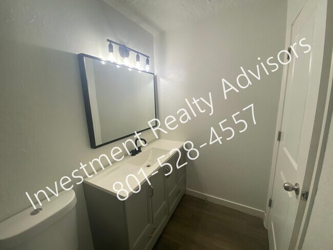 Building Photo - Renovated Apartment in Murray!