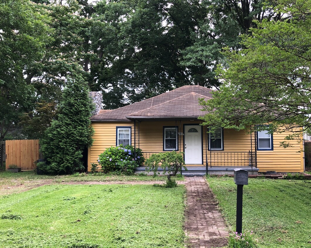 Spacious Front Yard with Open Porch - 116 Houston Ave