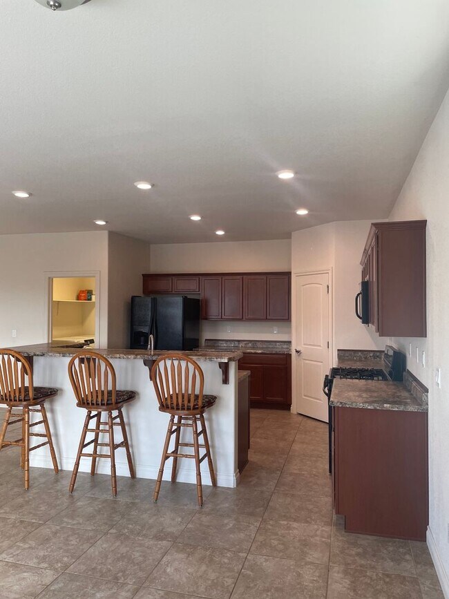 Building Photo - Unobstructed mountain views