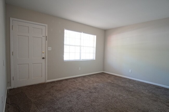 Building Photo - Charming 2-Bedroom Duplex Near UWF, I-10 &...