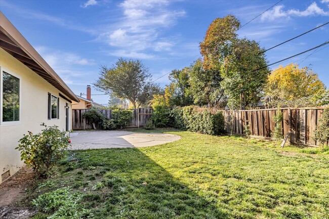 Building Photo - Charming Home in Great Neighborhood