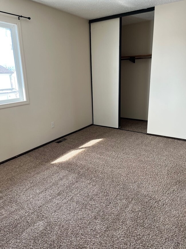 Building Photo - 3 Bed 1.5 Bath Unit in Red Deer, AB