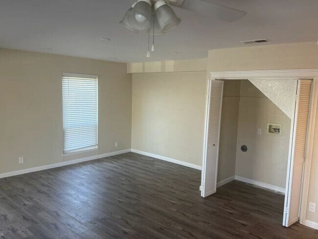 Foto del edificio - Lovely and Updated 2 Bedroom Beauty in Ple...