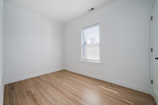 Foto del edificio - 2836 W 40th St