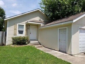 Building Photo - 11919 Kingslake Forest Dr