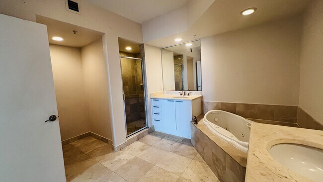 Building Photo - 15051 Royal Oaks Ln