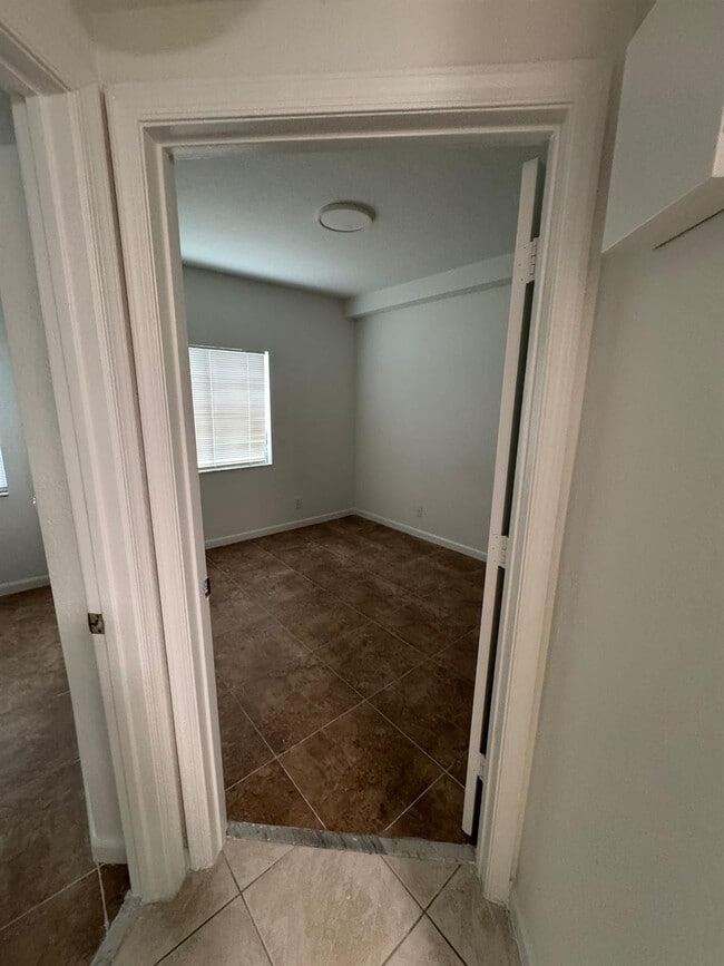 Foto del edificio - 1161 Golden Lakes Blvd