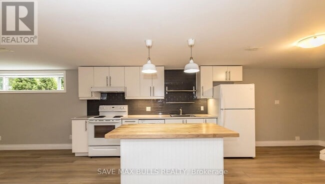 Building Photo - 371 Meadowbrook Dr