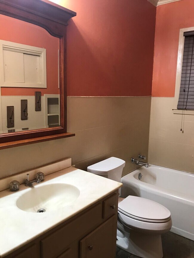 Foto del edificio - Four Bedroom, Two Bathroom , House Near UL...