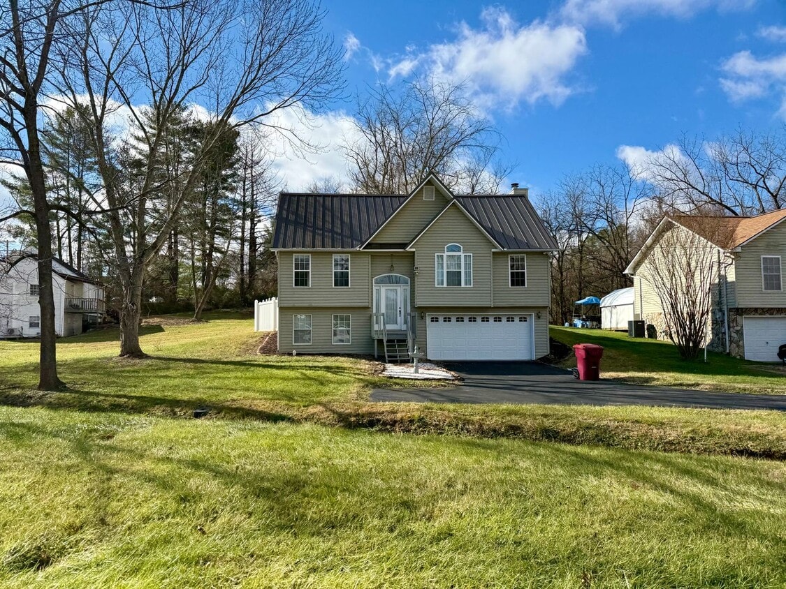 Primary Photo - Beautiful Home behind ETSU and 5 minute drive to VAMC