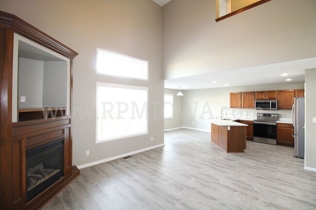 Building Photo - PERFECT LOCATION!! 4 Bedroom, 3.5 Bath Townhome in Ankeny