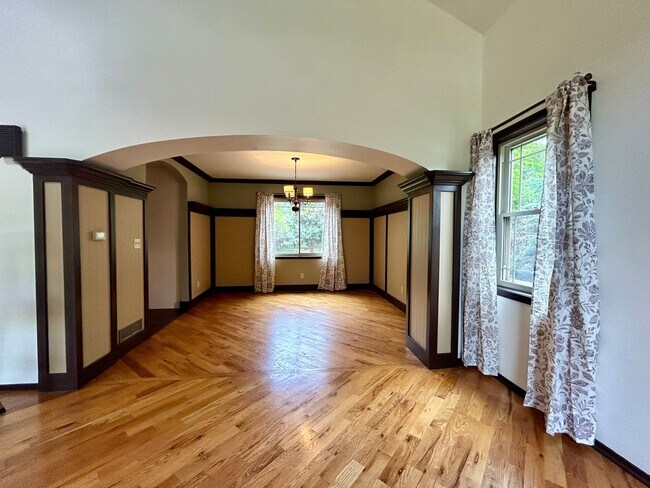 Foto del edificio - Beautiful 5 Bedroom Home with Large Private Yard