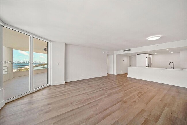 Foto del edificio - 555 NE 34th St