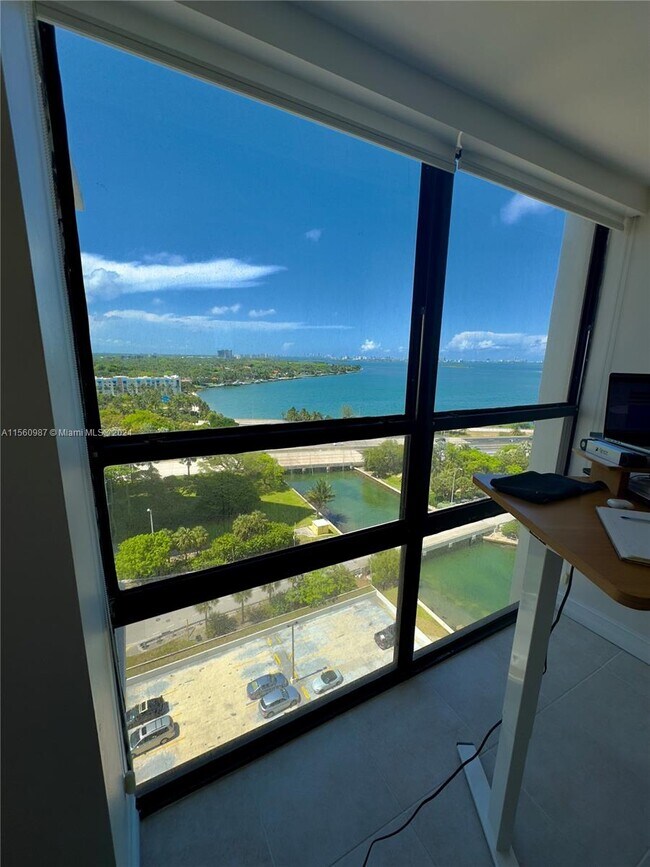 Foto del edificio - 600 NE 36th St