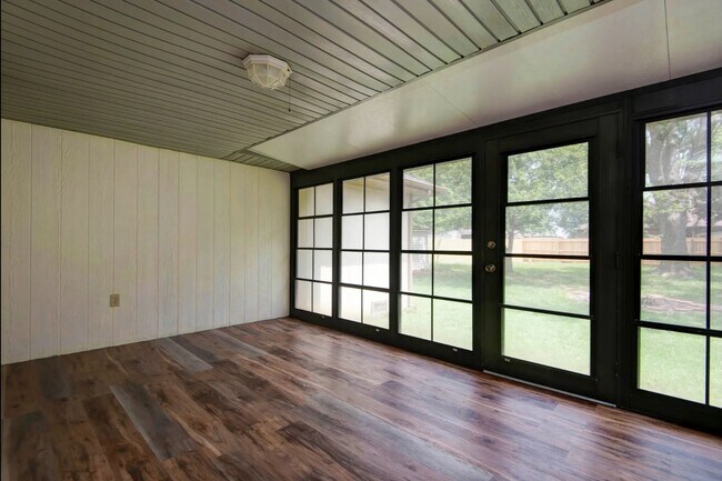 Building Photo - 4 bedrooms / 2 bathrooms / Privacy Fence /...