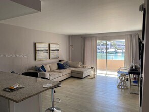 Building Photo - 220 Kings Point Dr