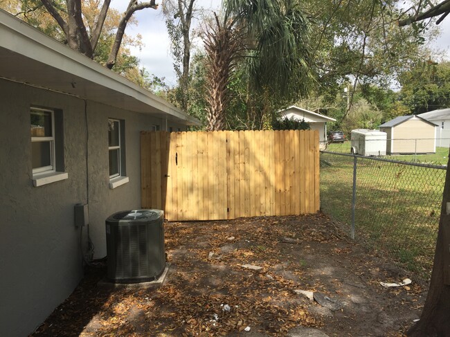 Fenced outdoor area - 1219 W Highland St