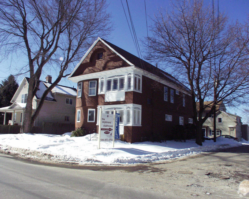 Building Photo - 484 Burncoat St