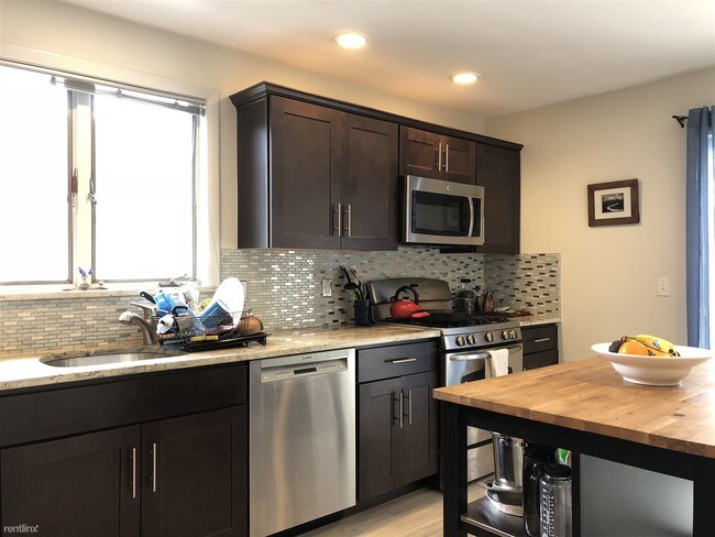 Building Photo - 3 br, 1 bath  - 57 Walnut St Apt #2