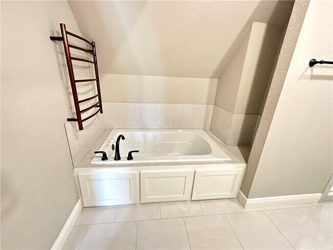 Foto del edificio - "Charming Fayetteville Home: 3 Bed, 3 Bath, 1709 Sq Ft with Granite & Hardwood Elegance!"