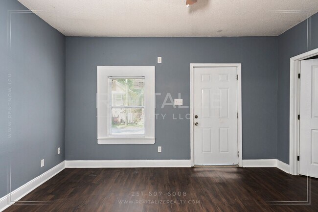 Foto del edificio - Cute 3-Bed, 2-Bath Cottage Near Downtown Mobile! **Plus a FREE 50" Smart TV!**