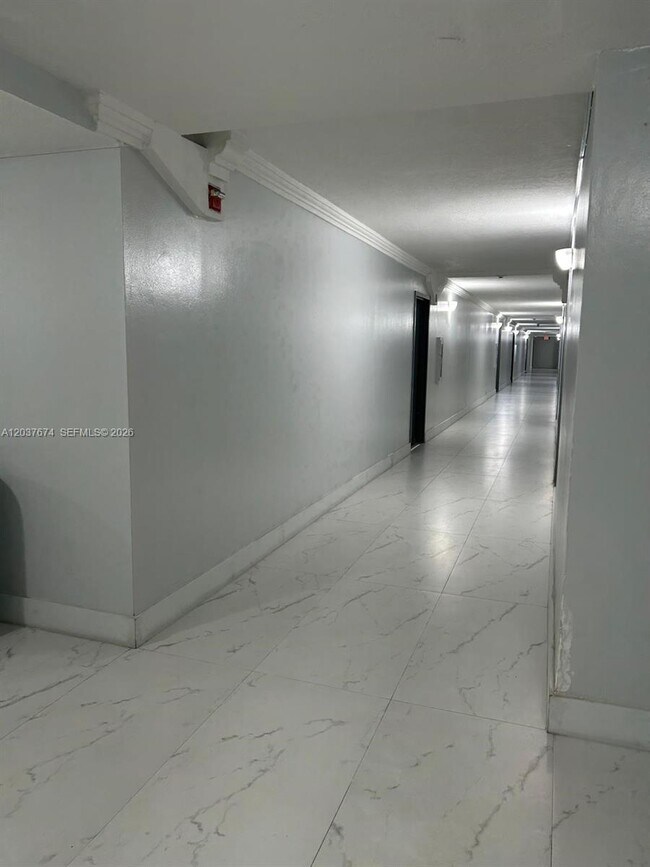 Foto del edificio - 9320 Fontainebleau Blvd