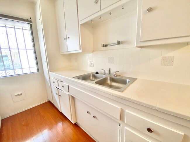 Building Photo - 4707 Beverly Blvd