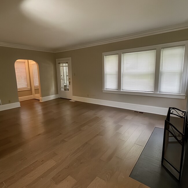 Building Photo - Immediate Move In- Beautiful 3 Bedroom Sin...