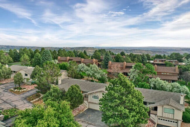 Building Photo - Beautifully Updated Home in the Desirable ...