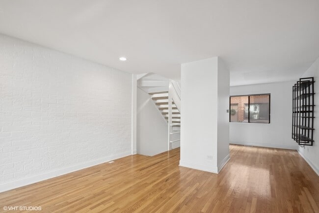 Building Photo - 3759 N Kenmore Ave