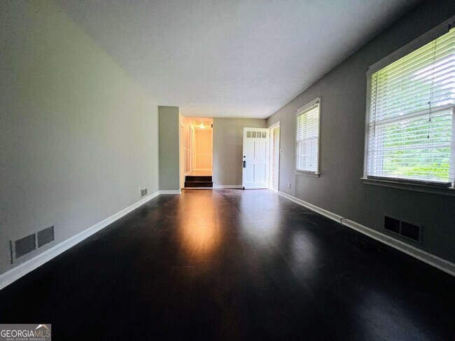 Foto del edificio - 3151 Sandy Plains Rd